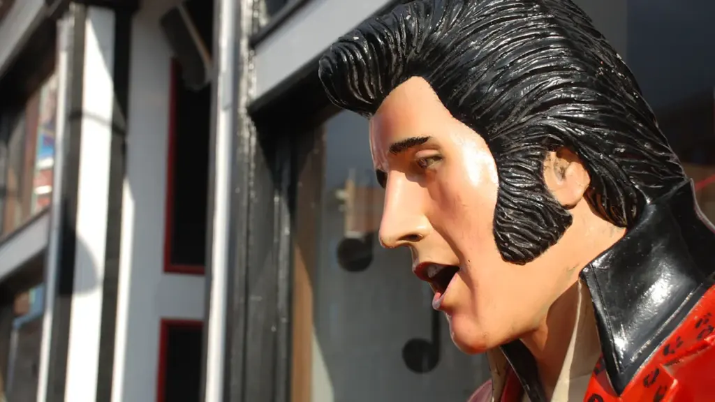 Eine Elvis-Presley-Statue steht vor einem Gebäude in Hessen als Erinnerung an den King.