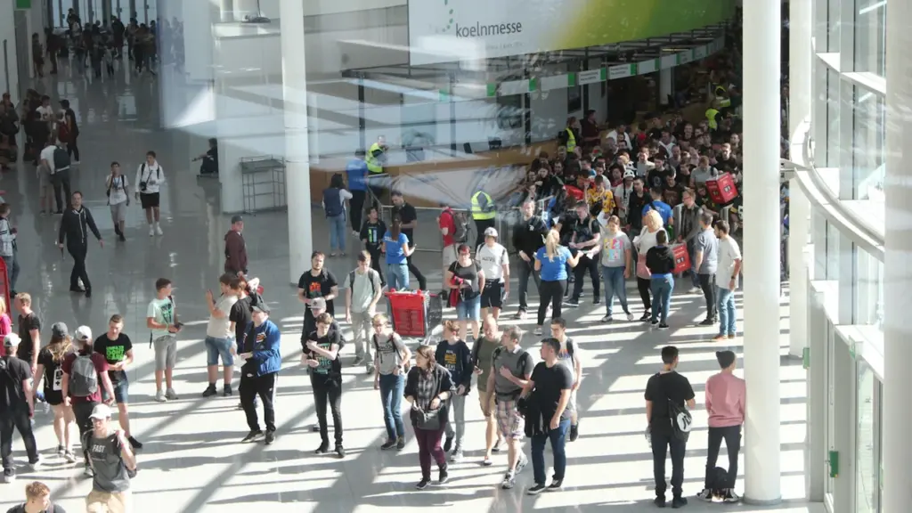 Zahlreiche Besucher betreten die Gamescom Messehallen in Köln an einem Publikumstag.
