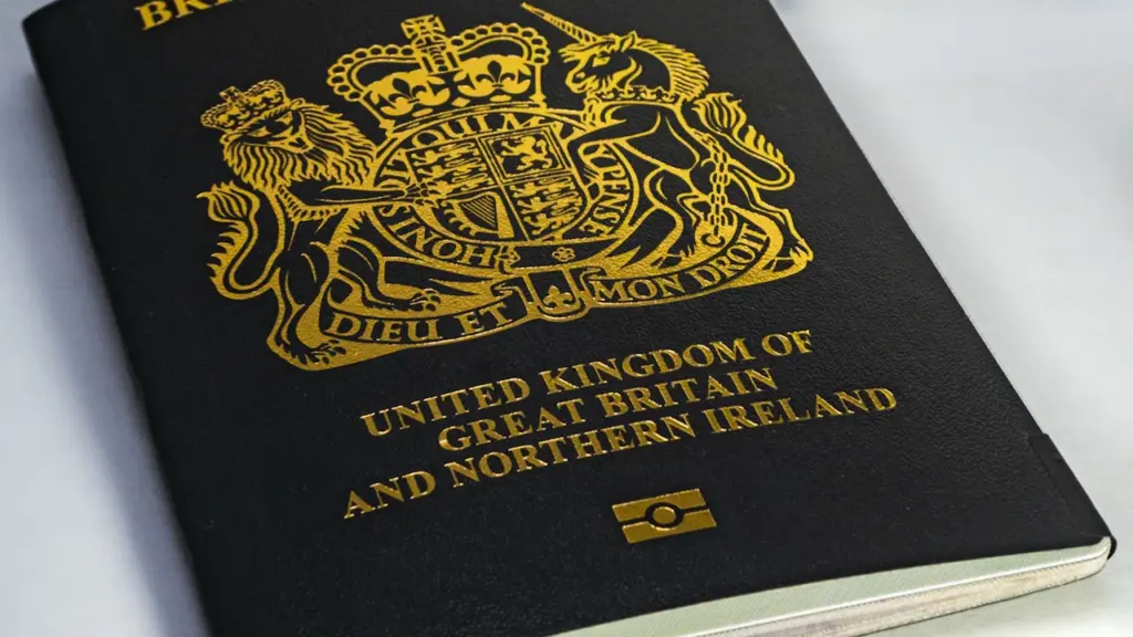 Ein offizieller britischer Reisepass liegt als Symbol für Reisen in das Vereinigte Königreich.