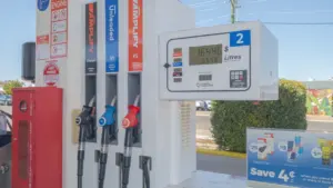 Moderne Zapfsäule mit digitaler Anzeige und verschiedenen Kraftstoffsorten an einer Tankstelle.