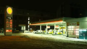 Günstiger tanken vor der Rückfahrt: Uhrzeit und Lage nutzen