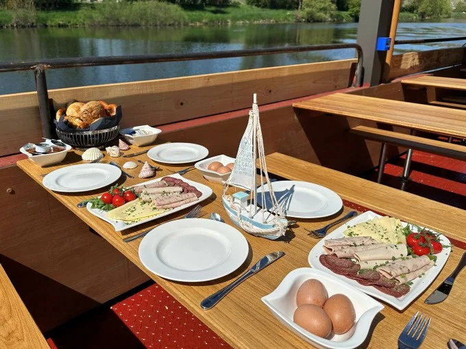 Rivership Flunder in Stuttgart: Frühstück auf dem Neckar