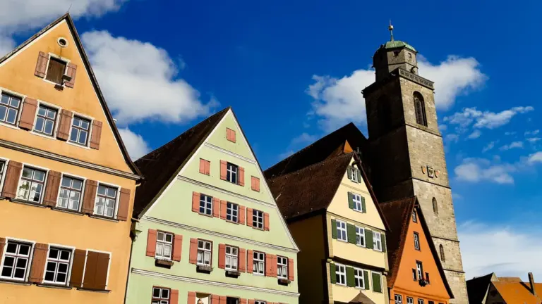 Bunte historische Häuserfassaden in einer typischen deutschen Stadt bei strahlendem blauem Himmel.