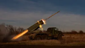 Militärfahrzeug feuert Abwehrrakete in den abendlichen Himmel über der Ukraine ab