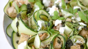 Zucchini-Pfanne mit Kirschtomaten und Feta