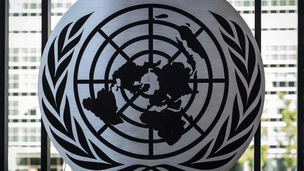 Das offizielle Logo der Vereinten Nationen vor dem Hauptquartier in New York.