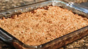 Birnen-Crumble: einfaches Herbstdessert mit knusprigen Streuseln