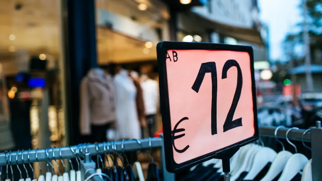 Preisschild mit Euro-Betrag an einer Kleiderstange in einem deutschen Geschäft.