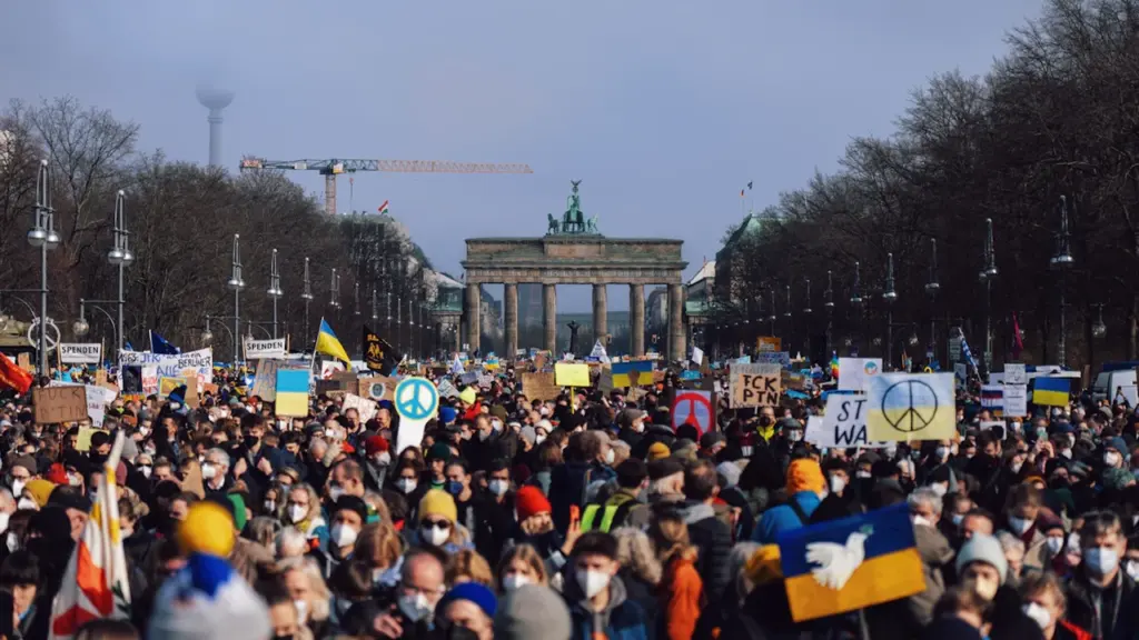 Demonstration gegen Krieg vor dem Brandenburger Tor in Berlin bei Tageslicht