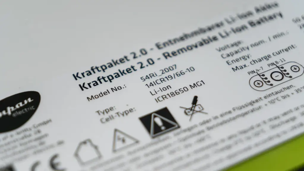 Detailaufnahme einer austauschbaren Lithium-Ionen-Batterie mit technischen Spezifikationen und Sicherheitshinweisen.