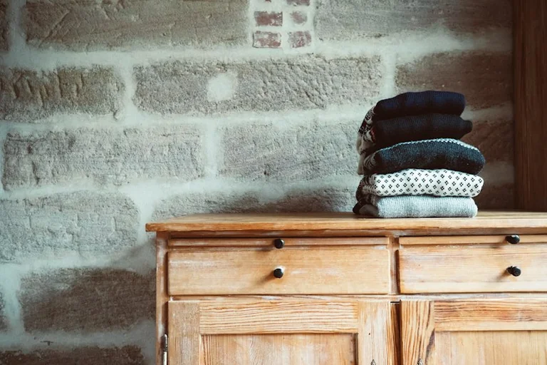 Herbstgarderobe vorbereiten: Waschen, reparieren, richtig lagern