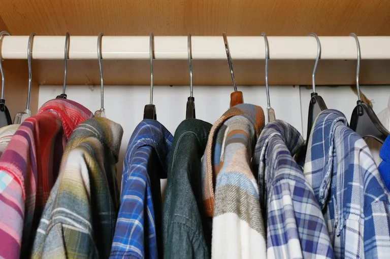 Herbstgarderobe vorbereiten: Waschen, reparieren, richtig lagern