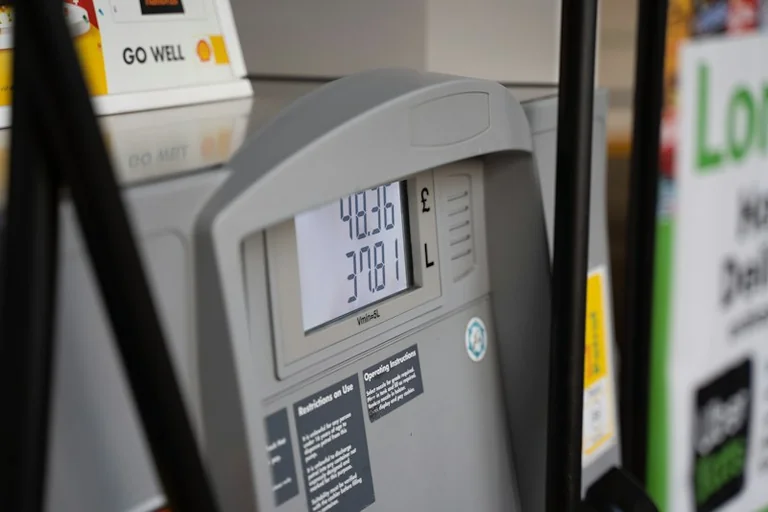 Tankpreise vergleichen: Lohnt sich der Umweg zur günstigeren Station?